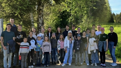 Die Ministranten mit Pfarrer Adam Karolczak auf dem Weg zum Bräuhäusl. (Bild: Anna Gabriele)