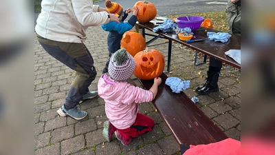 Gross und Klein beim Kürbisköpfe schnitzen (Bild: Carina Kohl)