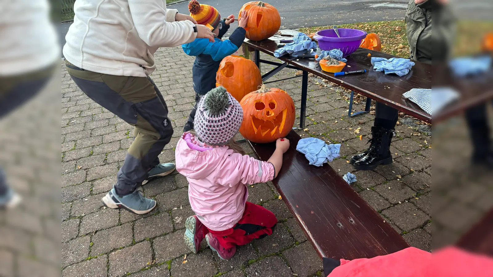 Gross und Klein beim Kürbisköpfe schnitzen (Bild: Carina Kohl)
