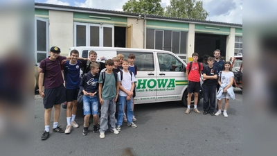 Eine Schülergruppe zu Besuch bei der Firma HOWA Landtechnik. Rechts im Bild der Geschäftsführer Matthias Horn. (Bild: Christian Reber)