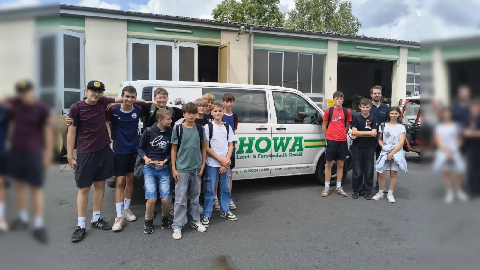 Eine Schülergruppe zu Besuch bei der Firma HOWA Landtechnik. Rechts im Bild der Geschäftsführer Matthias Horn. (Bild: Christian Reber)