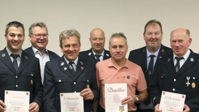 Die Jubilare gelten als Leistungsträger der Feuerwehr Niedermurach. Für ihren langjährigen ehrenamtlichen Dienst erfuhren sie Dank und Wertschätzung. Vorne von links: Thomas Pirzer, Konrad Fröhler, Leonhard Stepper, Alois Fronhofer und Vorsitzender Michael Schneeberger (hinten rechts), zusammen mit Bürgermeister Martin Prey und Kommandant Wolfgang Pflug (hinten von links). (Bild: Josef Böhm)