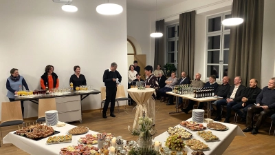 Pfarrer Norbert Götz (Mitte) und PGR-Sprecherin Birgit Bergmann (stehend rechts daneben) danken allen ehrenamtlichen Mitarbeitern der Pfarrei St. Sebastian Waldthurn für ihr Engagement. (Bild: Franz Völkl)