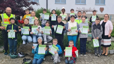 Foto mit Prüflingen und Prüfern (Bild: Katharina Merther)