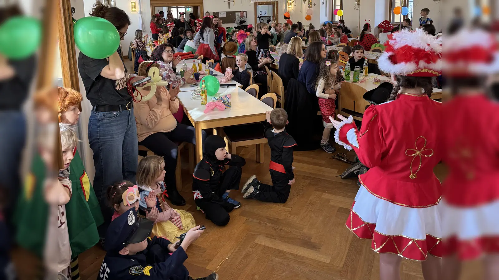 Gut gefüllt war der Wittelsbacher Saal beim Kinderfasching der DJK und Kirwapaare (Bild: Marion Roppert)