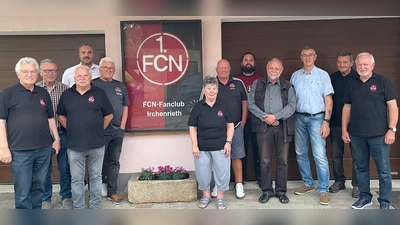 Auf ein erfolg- und abwechslungsreiches Vereinsjahr konnte der FCN-Fanclub Irchenrieth zurückblicken. Das neu gewählte Führungsteam unter Leitung von „Präsident“ Josef Ram (5.v.l.) plant wieder attraktive Veranstaltungsangebote für seine über 100 Mitglieder. (Bild: Rainer Fenk)