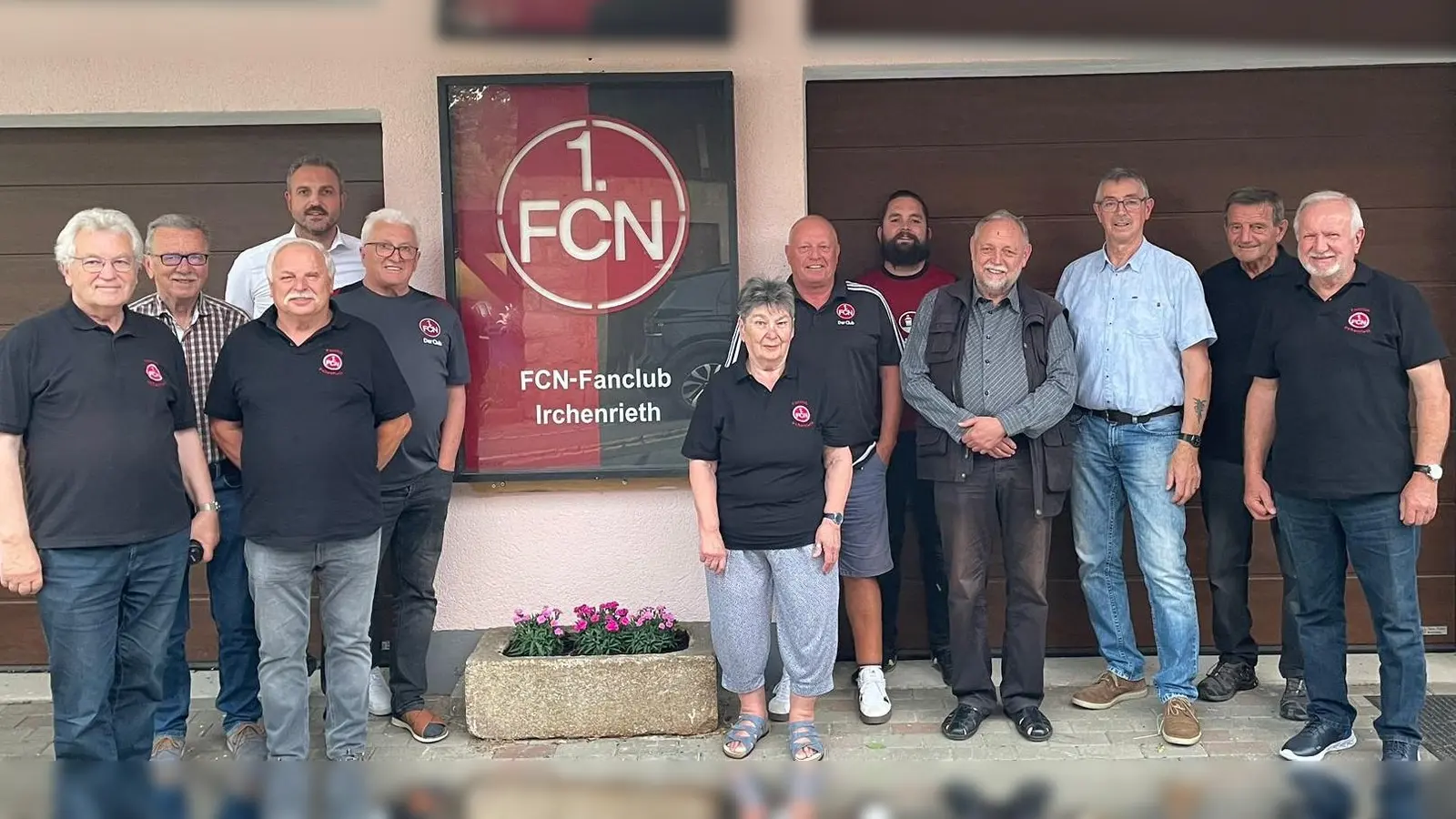 Auf ein erfolg- und abwechslungsreiches Vereinsjahr konnte der FCN-Fanclub Irchenrieth zurückblicken. Das neu gewählte Führungsteam unter Leitung von „Präsident“ Josef Ram (5.v.l.) plant wieder attraktive Veranstaltungsangebote für seine über 100 Mitglieder. (Bild: Rainer Fenk)