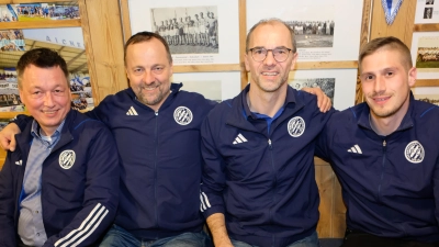 Bei den Neuwahlen gab es keine Veränderungen. Als Impulsgeber bestimmen Schatzmeister Andreas Steinl, Vorsitzender Wolfgang Seitz, 2. Vorsitzender Thomas Arnold und Schriftführer Michael Diepold (von links) die Geschicke des Tremmersdorf/Speinsharter Kreisligisten.  (Bild: Robert Dotzauer)