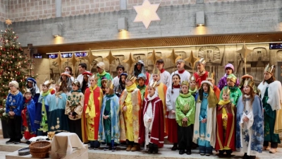 Sternsinger sammeln 7.400 Euro für Straßenkinder (Bild: Thomas Held)