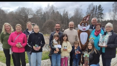 stehend auf dem Bild von links: Organisatorin Sandra Serfling, Beate Sporrer, Maria Fischer, Elena Sporrer, Sarah Hofmann, Matthias Philbert, Matthias Bayer, Osterhase Leonie Serfling, Thomas Graf, Lisa Pöllath, Angelika Bayer, kniend Hannah Freche  (Bild: Josef Söllner)