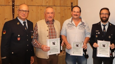 Vorstand Christian Krieger überreichte die Ehrenurkunden an Werner Gebhard, Franz-Josef Wiesmeth und Daniel Donhauser (v.li.n.re.) (Bild: Renate Futterknecht )