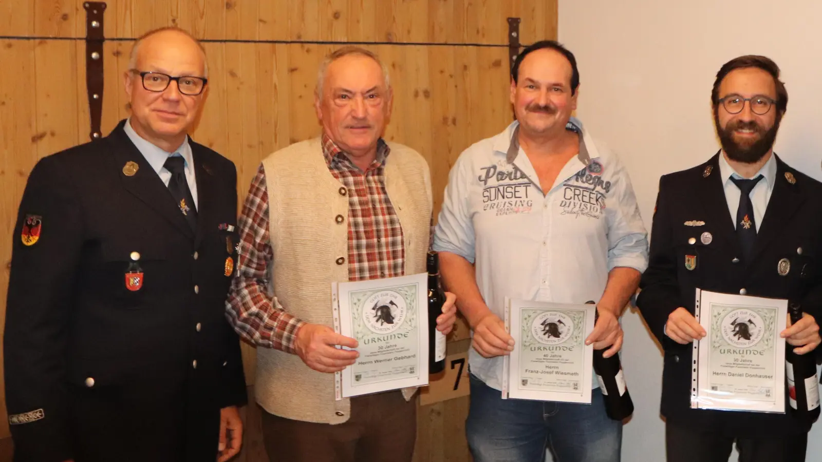 Vorstand Christian Krieger überreichte die Ehrenurkunden an Werner Gebhard, Franz-Josef Wiesmeth und Daniel Donhauser (v.li.n.re.) (Bild: Renate Futterknecht )