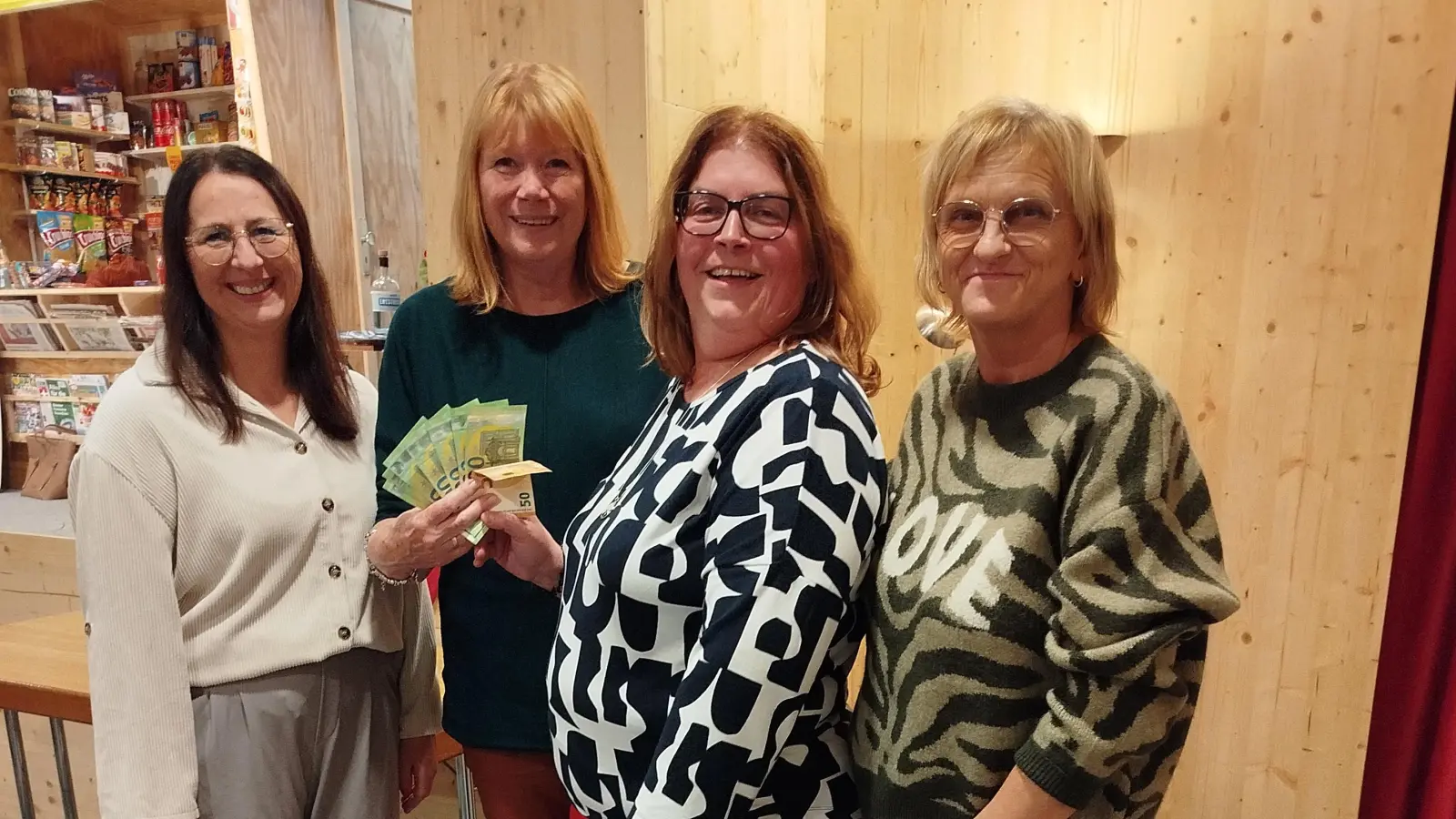 Beim Besuch einer Vorstellung des Laientheaters in Kastl nahm die 1. Vorsitzende des VKKK Irmgard Scherübl (2. v. l.) die Spende persönlich entgegen. Mit im Bild die Frauenbundmitglieder Monika Stahl, Eva Hoffmann und Angela Schöcklmann. (Bild: Eva Hoffmann)
