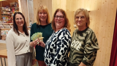Beim Besuch einer Vorstellung des Laientheaters in Kastl nahm die 1. Vorsitzende des VKKK Irmgard Scherübl (2. v. l.) die Spende persönlich entgegen. Mit im Bild die Frauenbundmitglieder Monika Stahl, Eva Hoffmann und Angela Schöcklmann. (Bild: Eva Hoffmann)