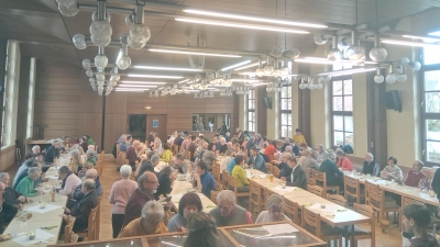 An die ca. 150 Besucher wurden 165 Portionen Suppe und die zahlreichen selbstgemachten Kuchen verkauft, dessen Erlös in diesem Jahr dem Misereor-Hilfswerk zugute kommt. (Bild: Michaela Panzer)