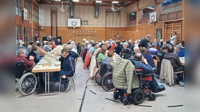 50 Jahre „Nachmittag für Menschen mit Behinderung“: Über 100 Gäste folgten der Einladung der Bereitschaft Friedenfels im BRK. (Bild: Andrea Winkler)