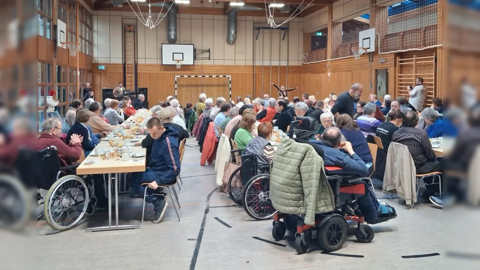 50 Jahre „Nachmittag für Menschen mit Behinderung“: Über 100 Gäste folgten der Einladung der Bereitschaft Friedenfels im BRK. (Bild: Andrea Winkler)