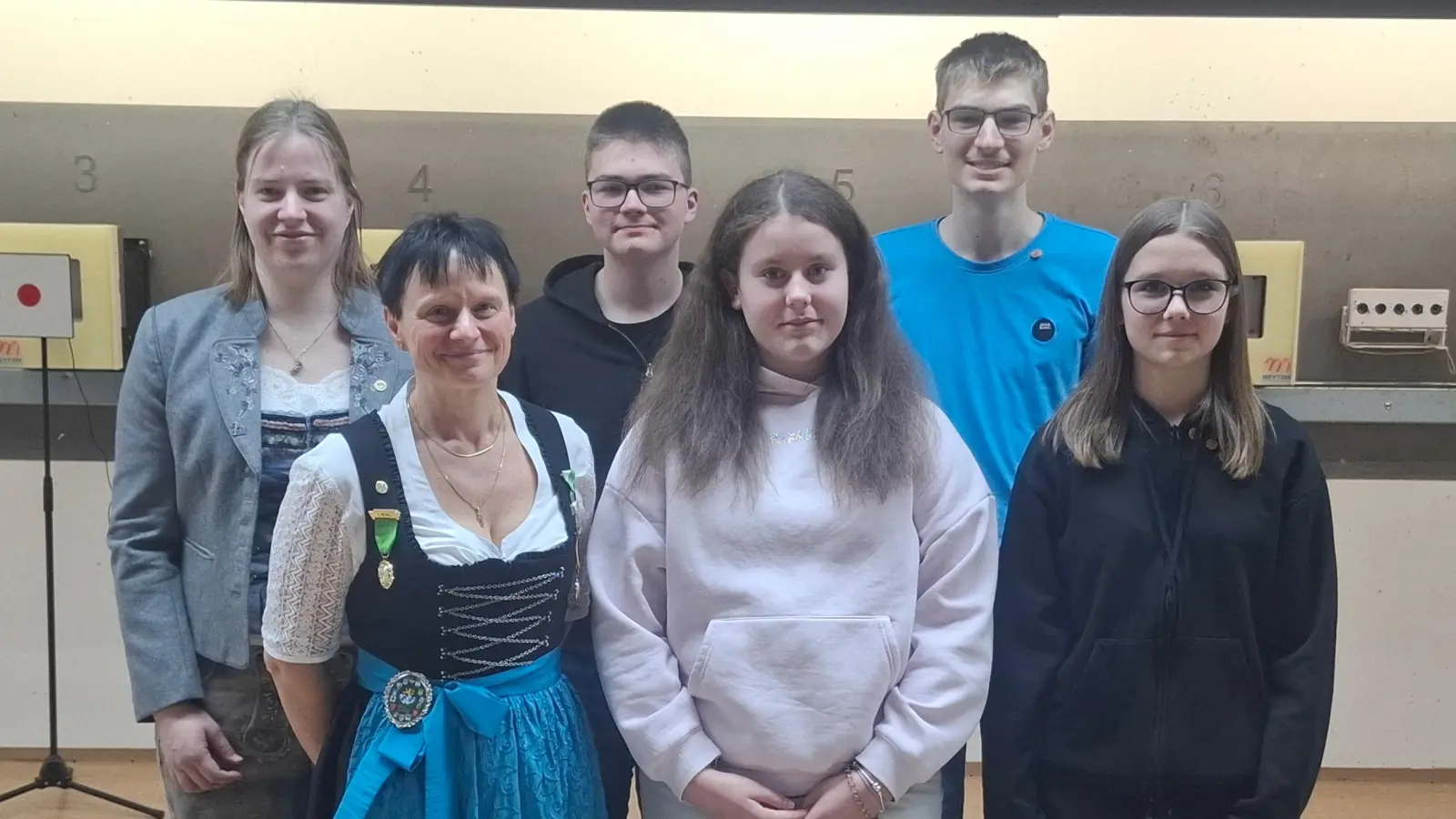 Die frisch gebackenen Leistungsabzeichen-Träger v.l.n.r.: Stefanie Kryschak, Ruth Kryschak, Lukas Weigert, Isabell Steup, Michael Grauvogl, Julia Birner (Bild: Armin Kryschak)