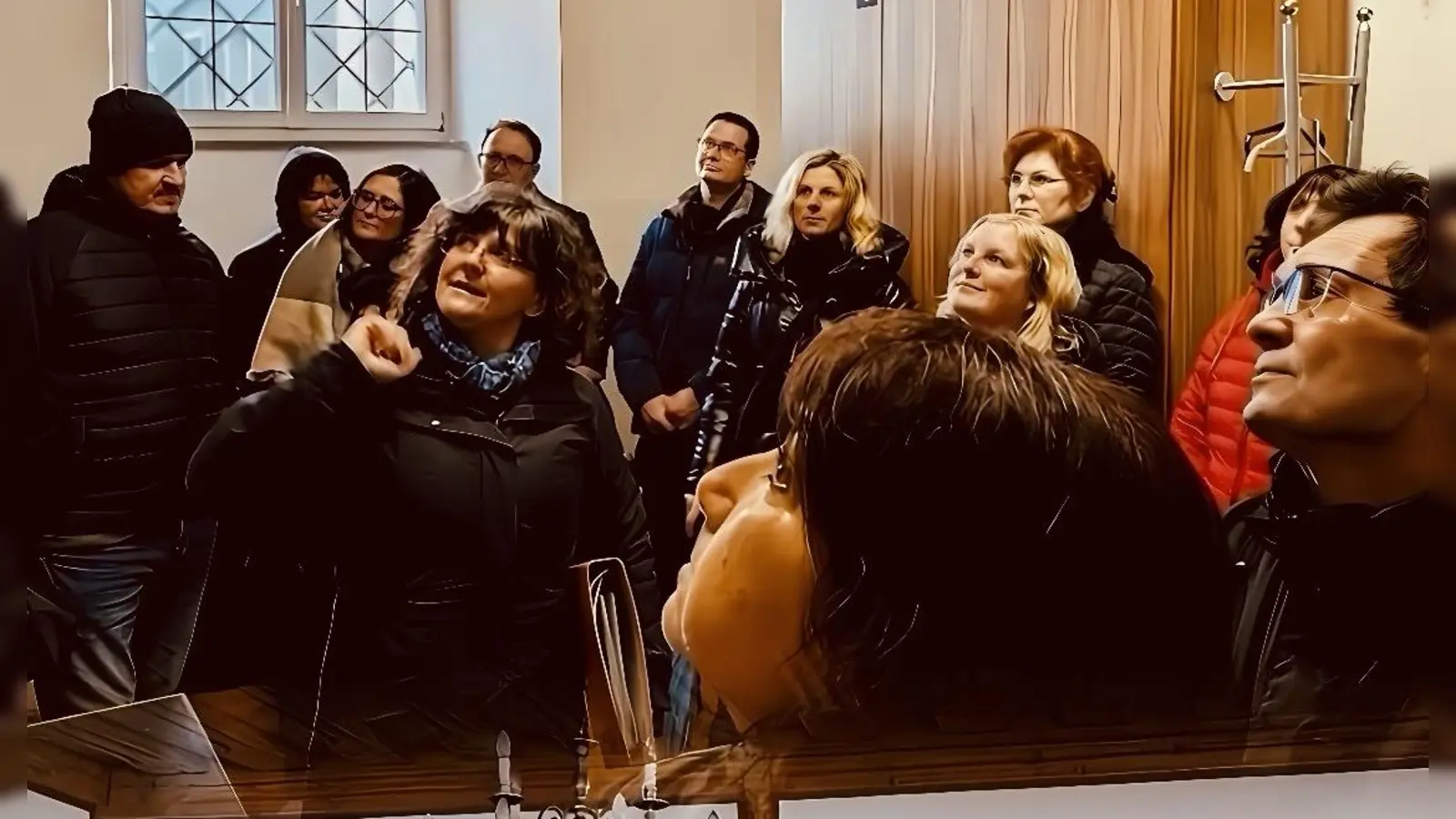 Interessierte Gäste lauschen aufmerksam den Erläuterungen während der Führung durch die historischen Räumlichkeiten - ein lebendiger Einblick in die Geschichte bedeutender Frauen der Herzogstadt. (Bild: Eva Fröhlich )