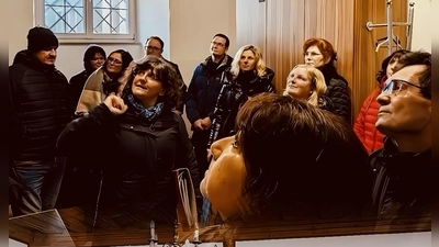 Interessierte Gäste lauschen aufmerksam den Erläuterungen während der Führung durch die historischen Räumlichkeiten - ein lebendiger Einblick in die Geschichte bedeutender Frauen der Herzogstadt. (Bild: Eva Fröhlich )