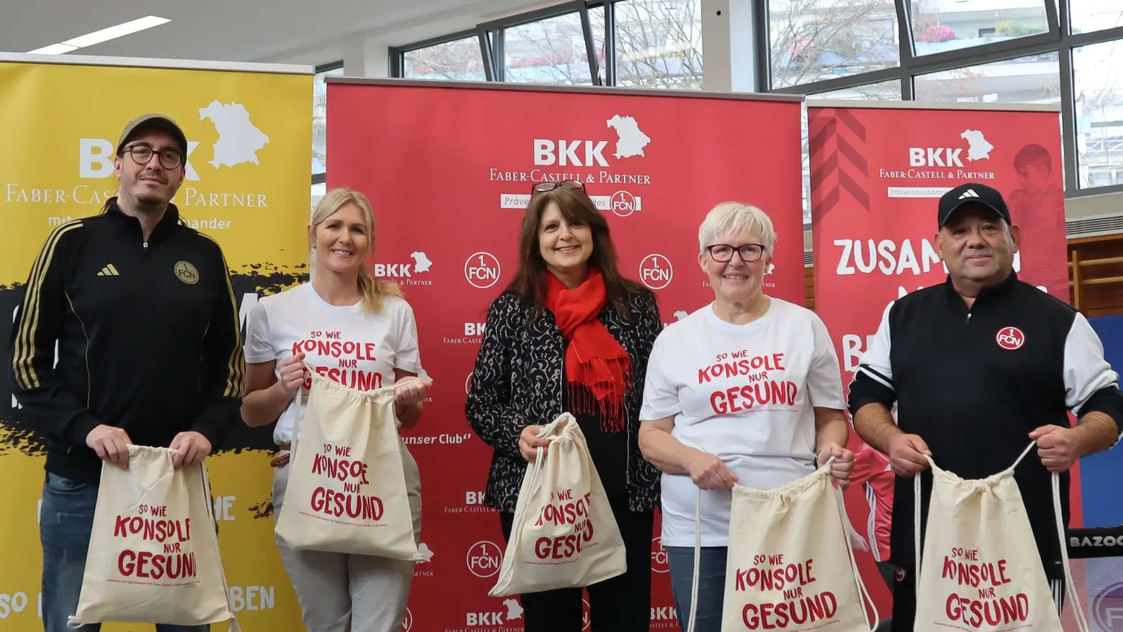 Das angehängte Foto zeigt den Start des Präventionsprojekts in Amberg (von links) Hannes Orth (1. FCN), Jessica Korecky (BKK Geschäftsstellenleiterin), Elke Schmidt (Schulleiterin) und Sigrid Spies (Barbara-Grundschule) mit FCN-Trainer Markus Harant. (Bild: Johanna Brandl )