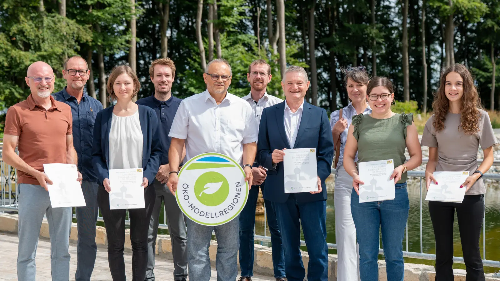 Förderstart für das neue Projekt: Franz Herrler (TWS Oberpfälzer Jura) nahm den Förderbescheid über 90.000 Euro von Amtsleiter Kurt Hillinger (ALE) entgegen.<br> (Bild: Valentin Brandes)