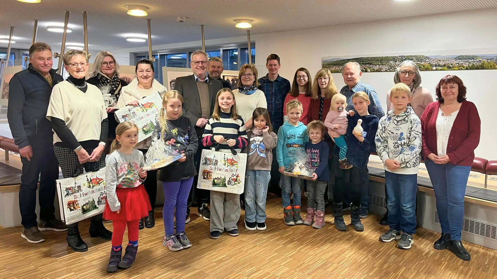 Glückliche Gesichter bei den diesjährigen Gewinnerinnen und Gewinner der Postkartenaktion. (Bild: Andreas Hofmeister)