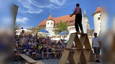 In den Spielpausen sorgt Sepp Schabernack für Unterhaltung beim Mini-Bürger-Fest im Spitalhof vor dem Stadtmuseum Zehentstadel in der Nabburger Altstadt. (Bild: Raphael Haubelt)