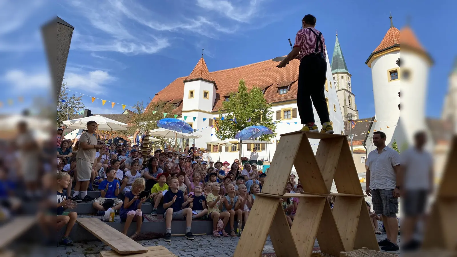 In den Spielpausen sorgt Sepp Schabernack für Unterhaltung beim Mini-Bürger-Fest im Spitalhof vor dem Stadtmuseum Zehentstadel in der Nabburger Altstadt. (Bild: Raphael Haubelt)