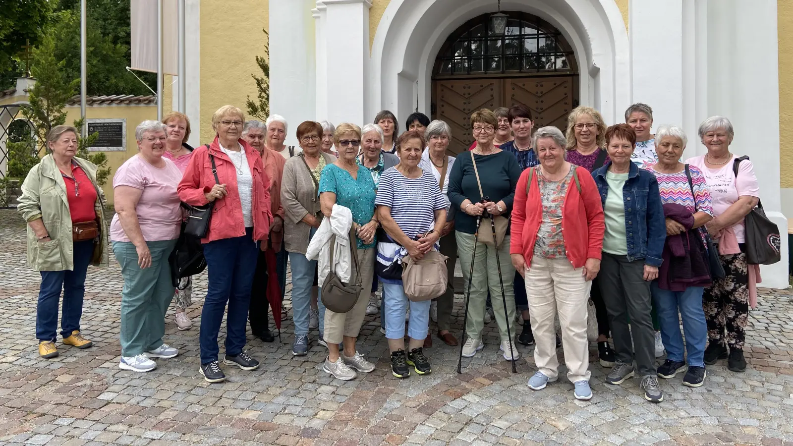Gruppenbild vor der Wallfahrtskirche auf dem Miesberg in Schwarzenfeld (Bild: Uwe Guttenberger)