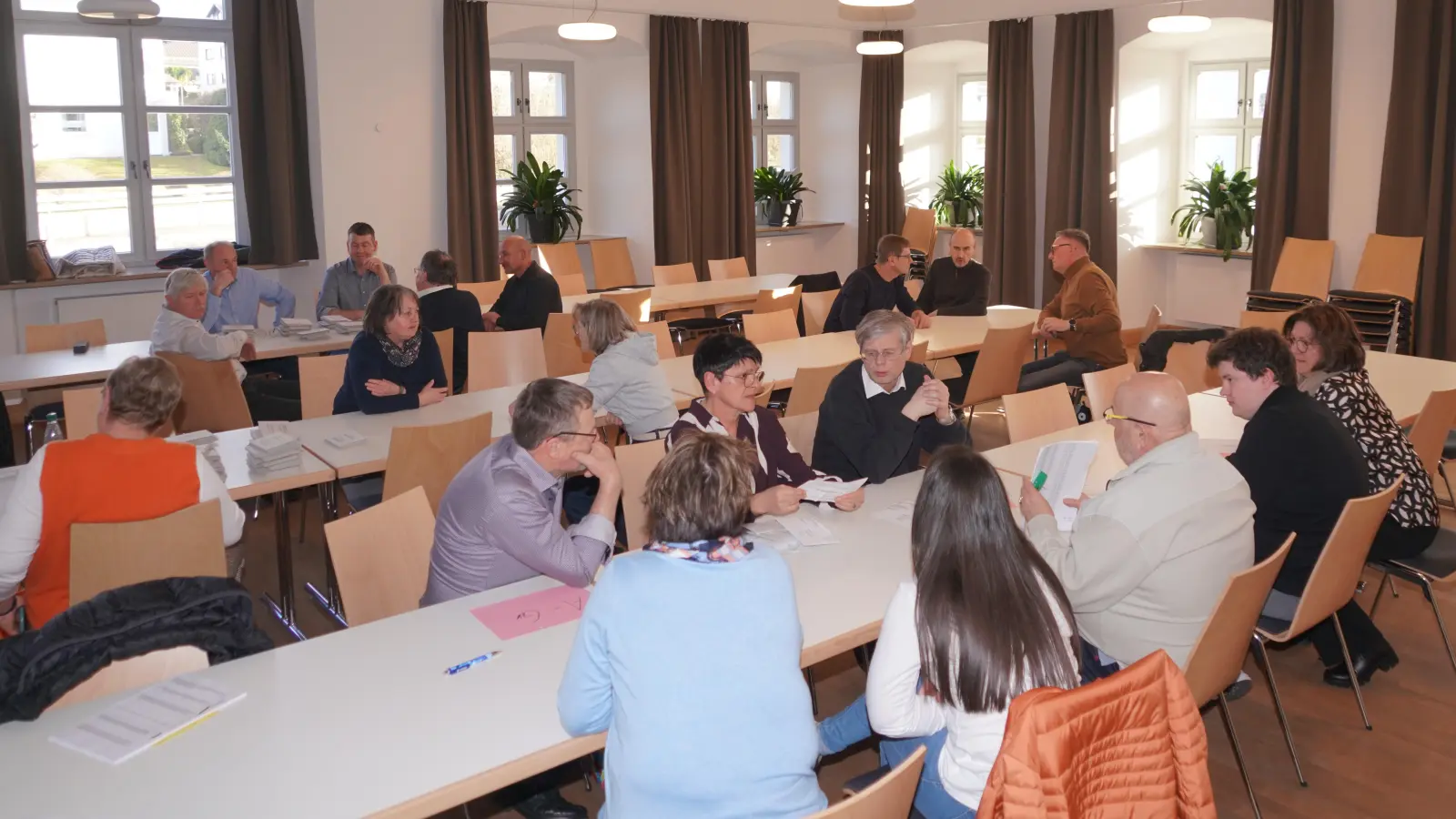 Der Wahlausschuss bei der Auszählung Stimmen des Pfarrgemeinderates 2026 der Pfarrei St. Sebastian Waldthurn (Bild: Franz Völkl)