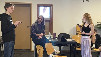 Darsteller Maximilian Süß (Prinz Johann), Regisseurin Laura Schmucker und Rapunzel-Darstellerin Mia Puhane bei einer ersten Gesangsprobe für das Kinder-Musikstück „Rapunzel”. (Bild: Johannes Pausch)