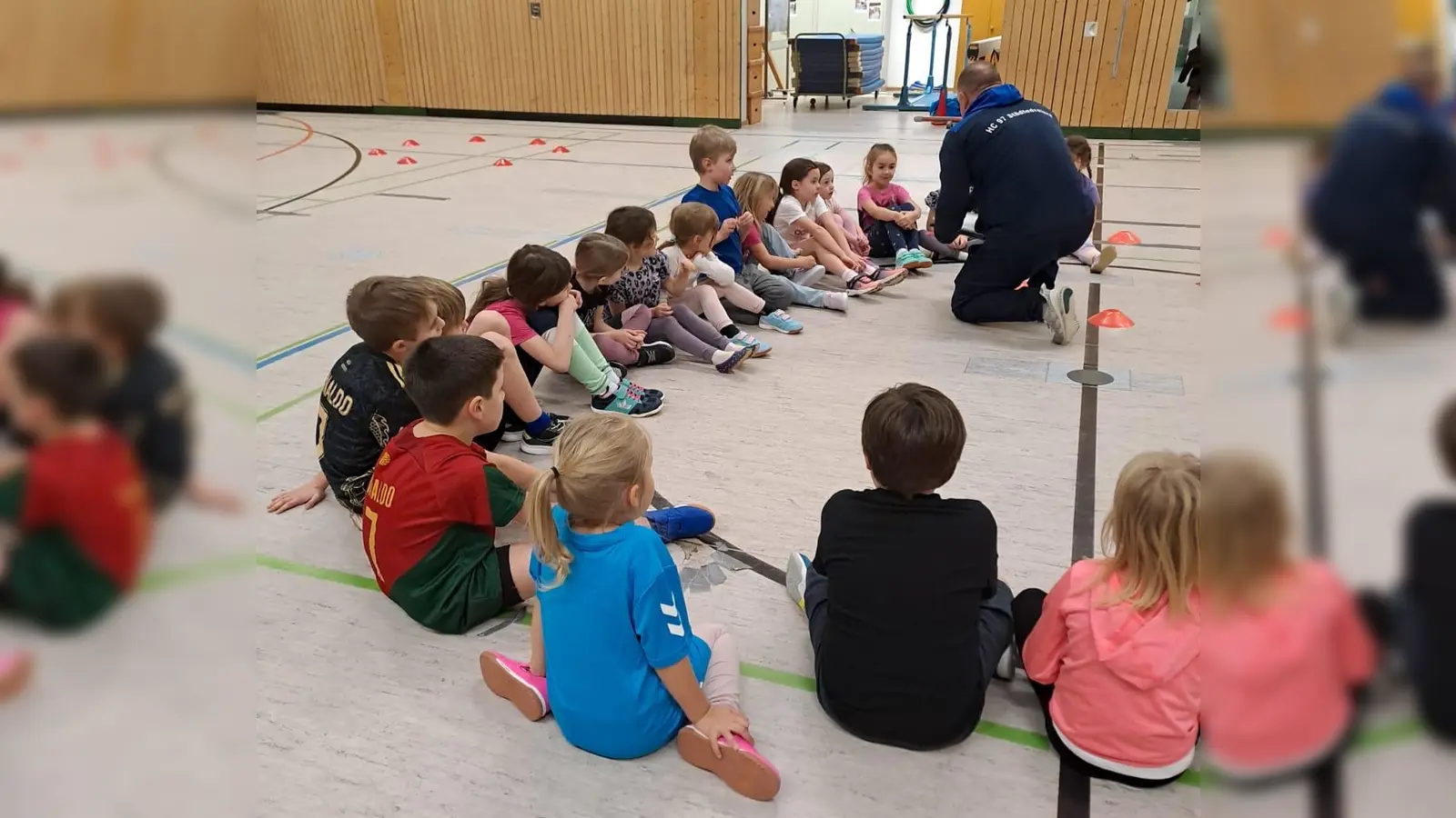 Zahlreiche Kinder haben sich zum Handball beim TSV Detag Wernberg eingefunden. (Bild: Eva Ernst)