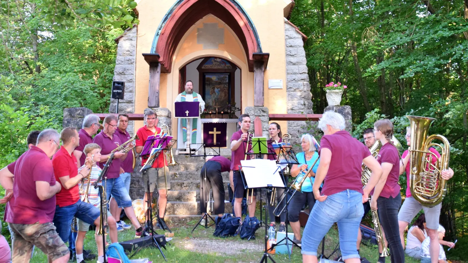 Am Johannistag feiert die Königsteiner Kirchengemeinde einen Freiluft-Abendgottesdienst an der Johanniskapelle am Kühberg  (Bild: Heidi Kurz)