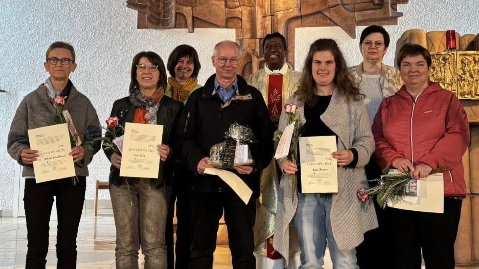 Die verabschiedeten PGR- + Ortsausschussmitglieder: 1. Reihe v. l. Mathilde Schießlbauer, Irene Flierl, Bernhard Werner, Andrea Bruckner, Sabine Hausler. 2. Reihe v. l. Stellv. PGR-Sprecherin Regina Schottenheim, Pfr. Celestine, PGR-Sprecherin Sandra Schieder. (Bild: Bianka Langer)