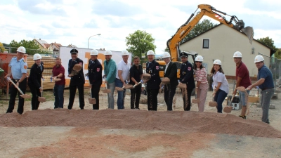 Der symbolische Spatenstich für den Neubau des Feuerwehrhauses wurde gemeinsam mit den Projektbeteiligten durchgeführt. Erster Bürgermeister Hermann Böhm (6. von rechts) und Stefanie Rüger von der KFB Baumanagement GmbH (3. von rechts) gaben den offiziellen Startschuss. (Bild: Regina Schatz )