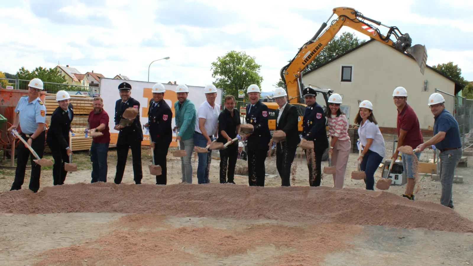 Der symbolische Spatenstich für den Neubau des Feuerwehrhauses wurde gemeinsam mit den Projektbeteiligten durchgeführt. Erster Bürgermeister Hermann Böhm (6. von rechts) und Stefanie Rüger von der KFB Baumanagement GmbH (3. von rechts) gaben den offiziellen Startschuss. (Bild: Regina Schatz )