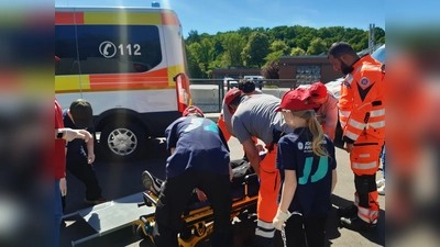 Zusammen mit haupt- und ehrenamtlichen Einsatzkräften trainierten die Mitglieder der Johanniter-Jugend den Ernstfall. (Bild: Sophia Schaaf)