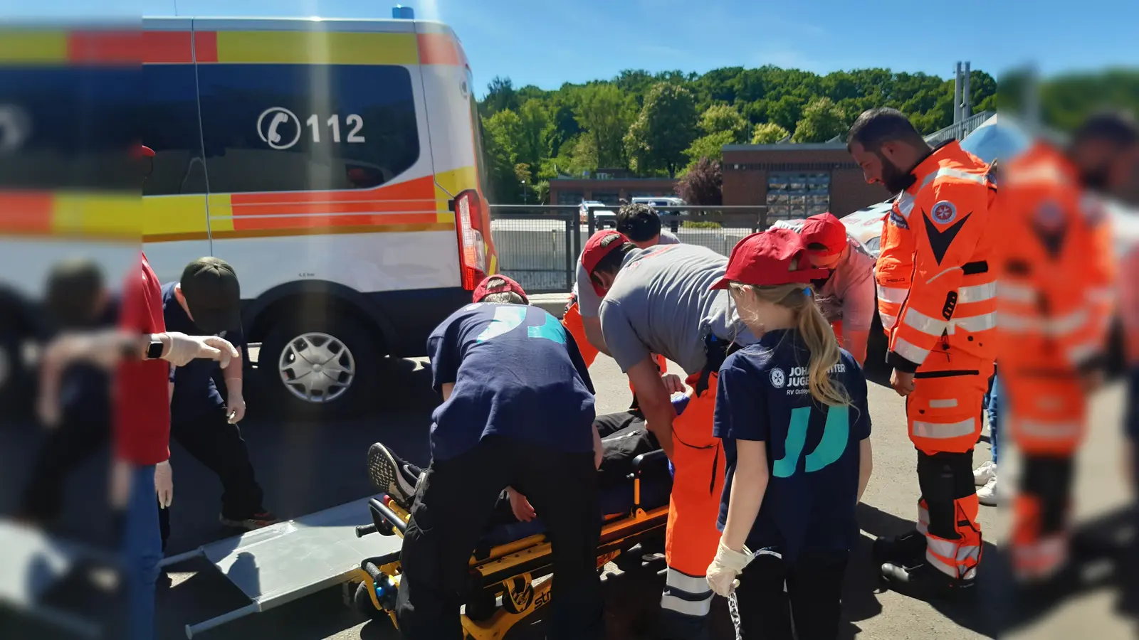 Zusammen mit haupt- und ehrenamtlichen Einsatzkräften trainierten die Mitglieder der Johanniter-Jugend den Ernstfall. (Bild: Sophia Schaaf)