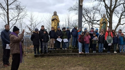 Die Firmkinder am Kreuz mit Pater James. (Bild: Monika Baumgardt)