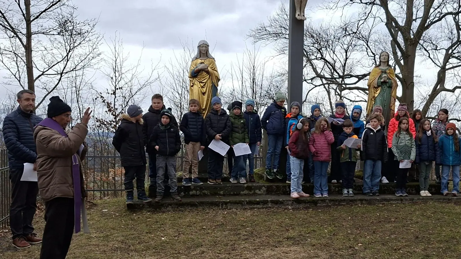 Die Firmkinder am Kreuz mit Pater James. (Bild: Monika Baumgardt)