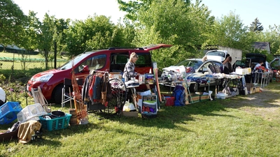 Der regelmäßig ausgebuchte Hof-Flohmarkt in Siebeneichen (Bild: Christian Koch)