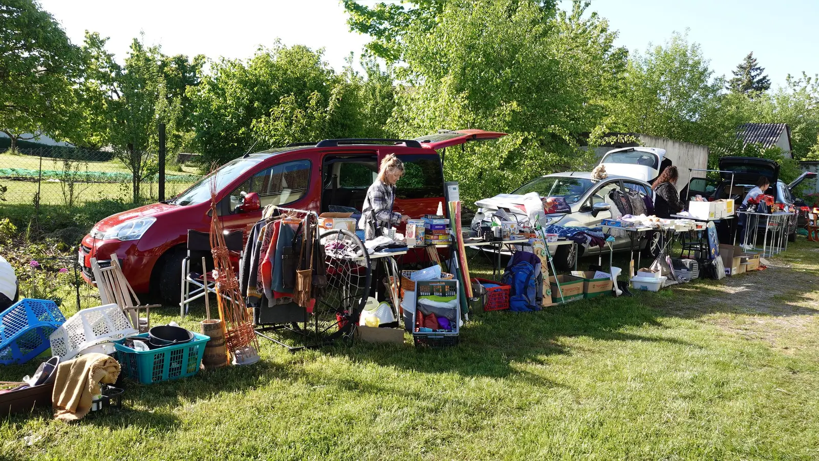 Der regelmäßig ausgebuchte Hof-Flohmarkt in Siebeneichen (Bild: Christian Koch)