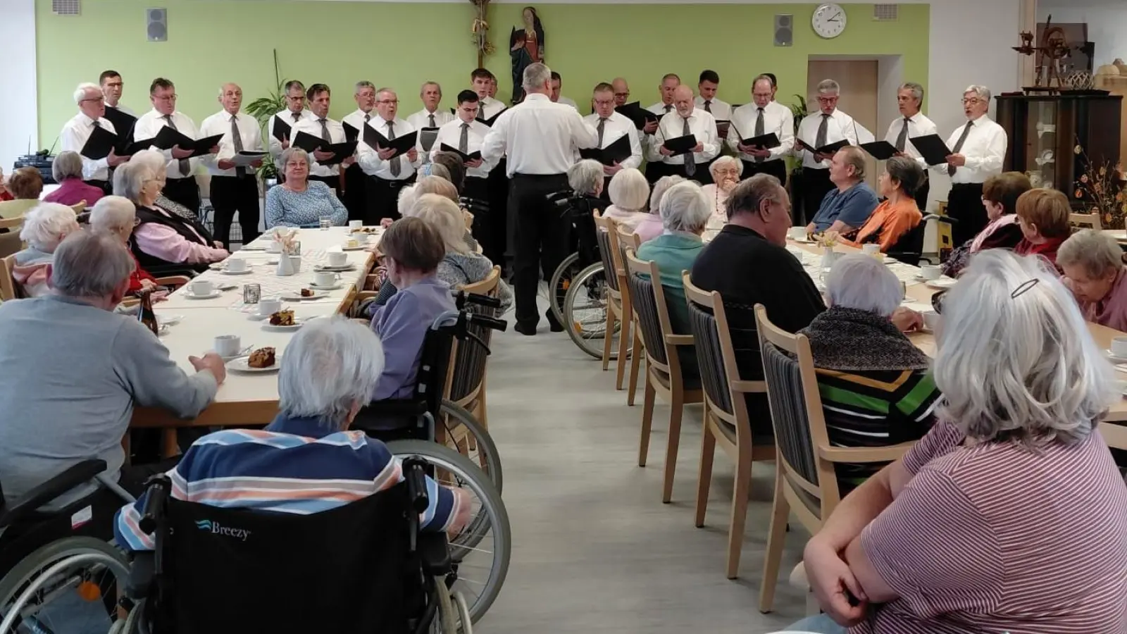 MGV Illschwang im voll besetzten Saal des Seniorenheim St.Barbara. (Bild: Leonhard Geitner)