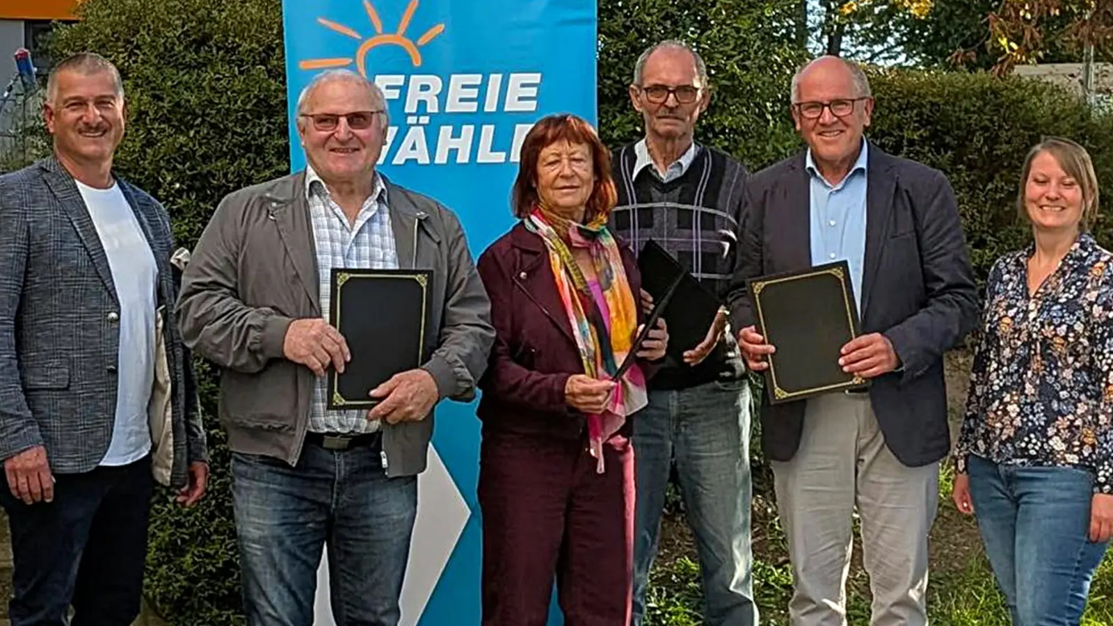 Von der Gründung im Gasthaus „Beck'n” bis zu fünf Sitzen im Gemeinderat – Dietmar Schaller erinnerte an ein Vierteljahrhundert kommunalpolitischer Arbeit und dankte der ersten Vorstandschaft von links: Dietmar Schaller (1. Vorsitzender), Hubert Pausch, Dorle Praller, Lorenz Gebert, Michael Bauer, Kristina Srp (2. Vorsitzende). (Bild: Dietmar Schaller)