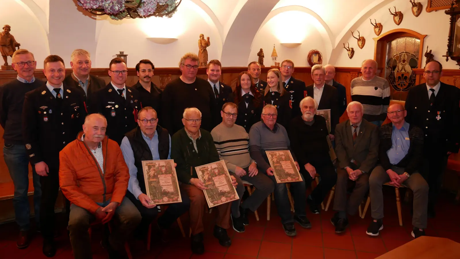 Die geehrten Mitglieder der Freiwilligen Feuerwehr Waldsassen gemeinsam mit dem Vorsitzenden Michael Fortelny (hinten, 5. von rechts) und 2. Bürgermeister Markus Scharnagl (hinten, 3. von links). (Bild: Florian Müller)