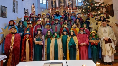 Sternsinger der Pfarrei Kastl mit Pfarrvikar Eugen Yurchenko. (Bild: Irmi Schmidt)