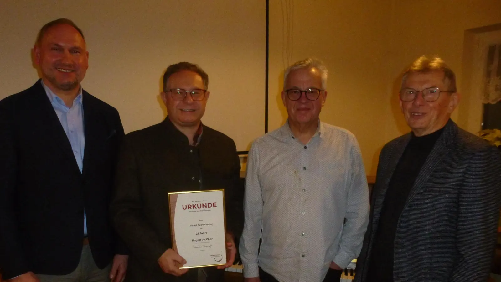Nicht nur das Singen liegt Harald Puckschamel am Herzen, dem Erster Bürgermeister Richard Kammerer, Chordirigent Michael Bertelshofer und MGV-Vorsitzender Albert Puff gratulierten. (Bild: Siegfried Bock)