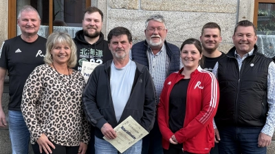 Vorstandschaft und die zu Ehrenden (Bild: Martina Lorenz)