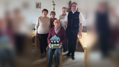 Das wiedergewählte Vorstandsteam der KAB mit Präses und dem verabschiedeten Kassier. V. l. n. r.: Rosina Birner, Hermine Knauer, Wolfgang Eling, Maria Losch, Michael Jakob.  (Bild: Anna Maria Schafbauer)